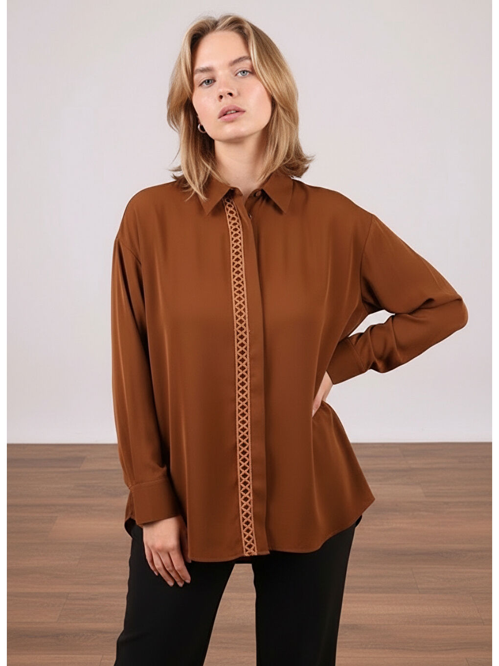Kahverengi Büyük Beden İç Göstermeyen Uzun Oversize Önü Nakışlı Gömlek