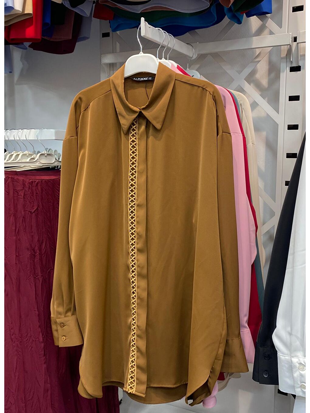 Kahverengi Büyük Beden İç Göstermeyen Uzun Oversize Önü Nakışlı Gömlek-1