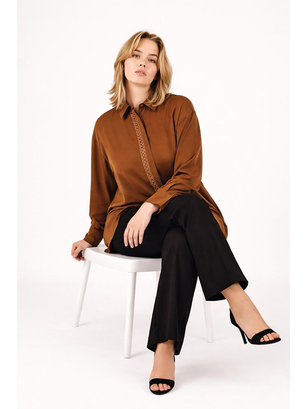 Kahverengi Büyük Beden İç Göstermeyen Uzun Oversize Önü Nakışlı Gömlek-2