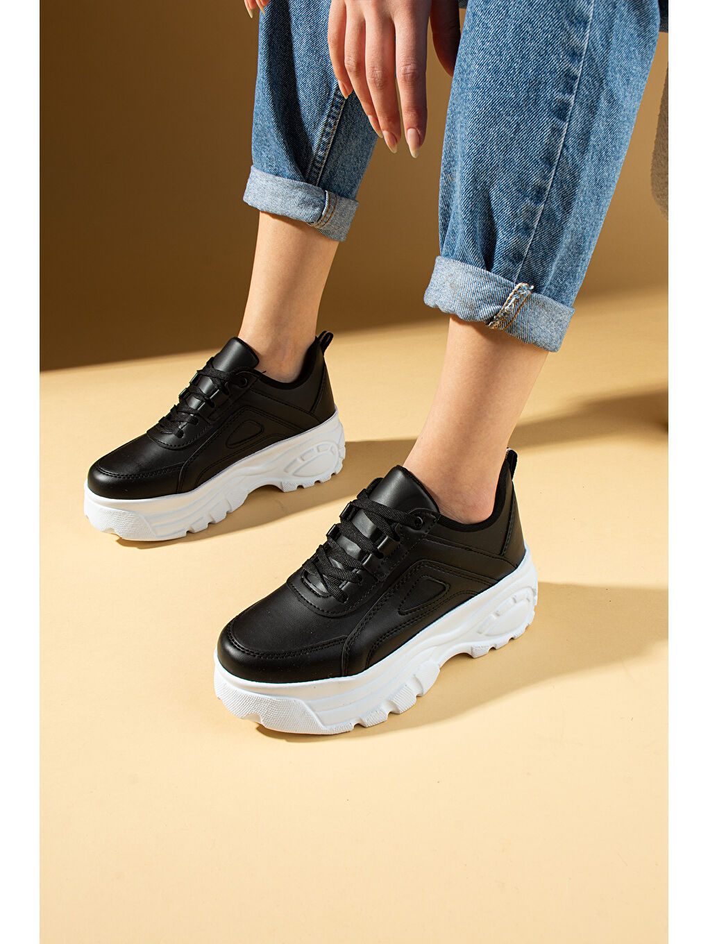 Siyah Yüksek Taban Bağcıklı Kadın Sneaker 54-0142-24Byaz