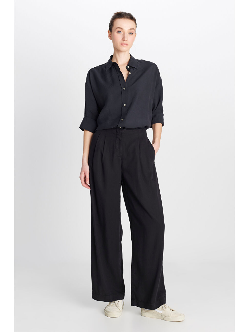 Relaxed Fit Yüksek Bel Geniş Paça Yumuşak Dokulu Siyah Pantolon-1