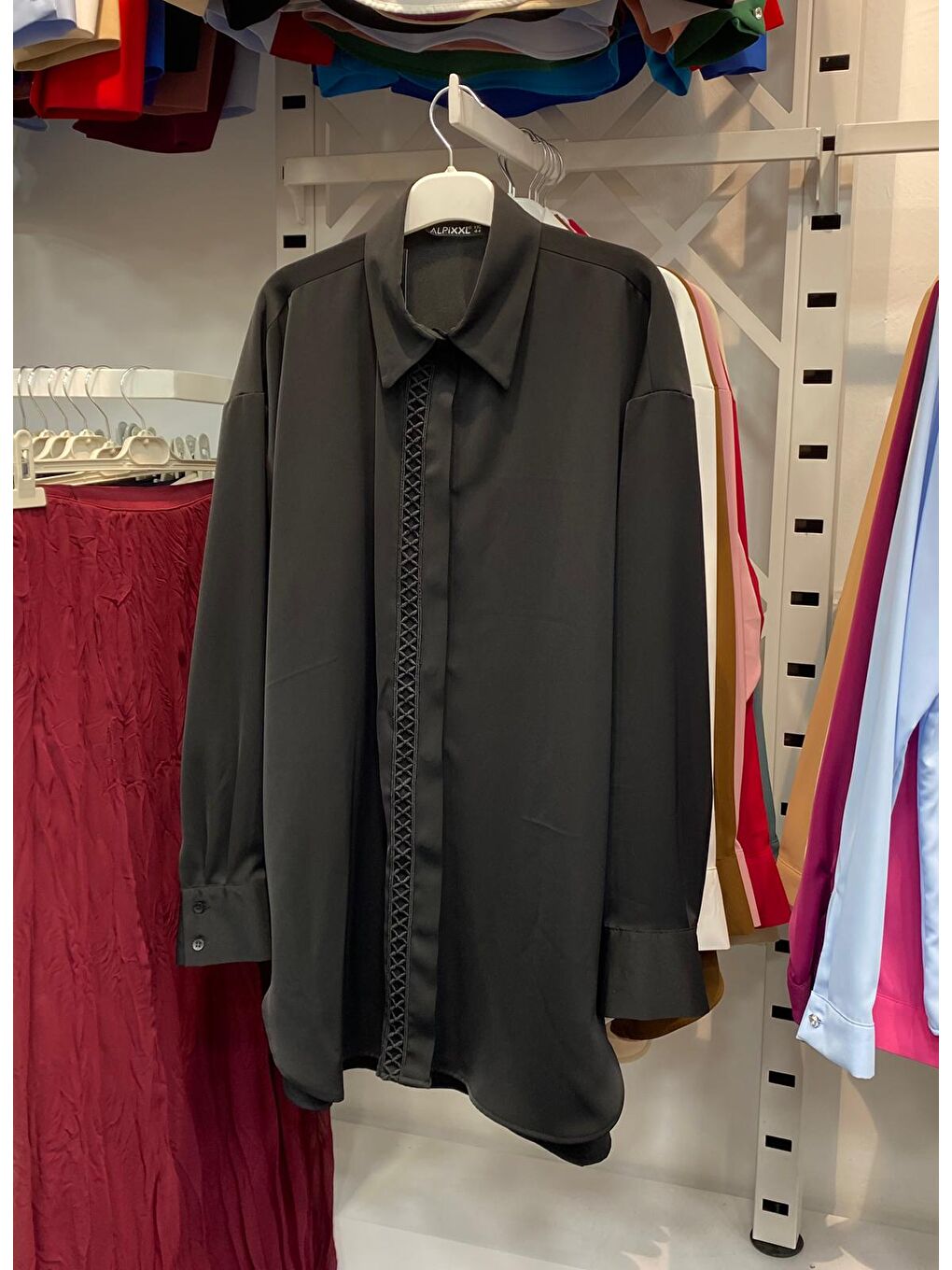 Siyah Büyük Beden İç Göstermeyen Uzun Oversize Önü Nakışlı Gömlek-2