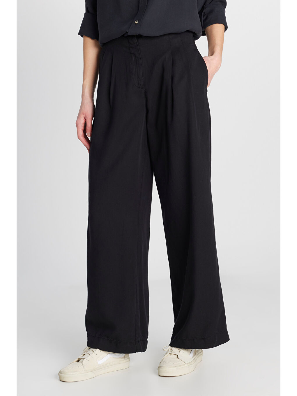 Relaxed Fit Yüksek Bel Geniş Paça Yumuşak Dokulu Siyah Pantolon-2