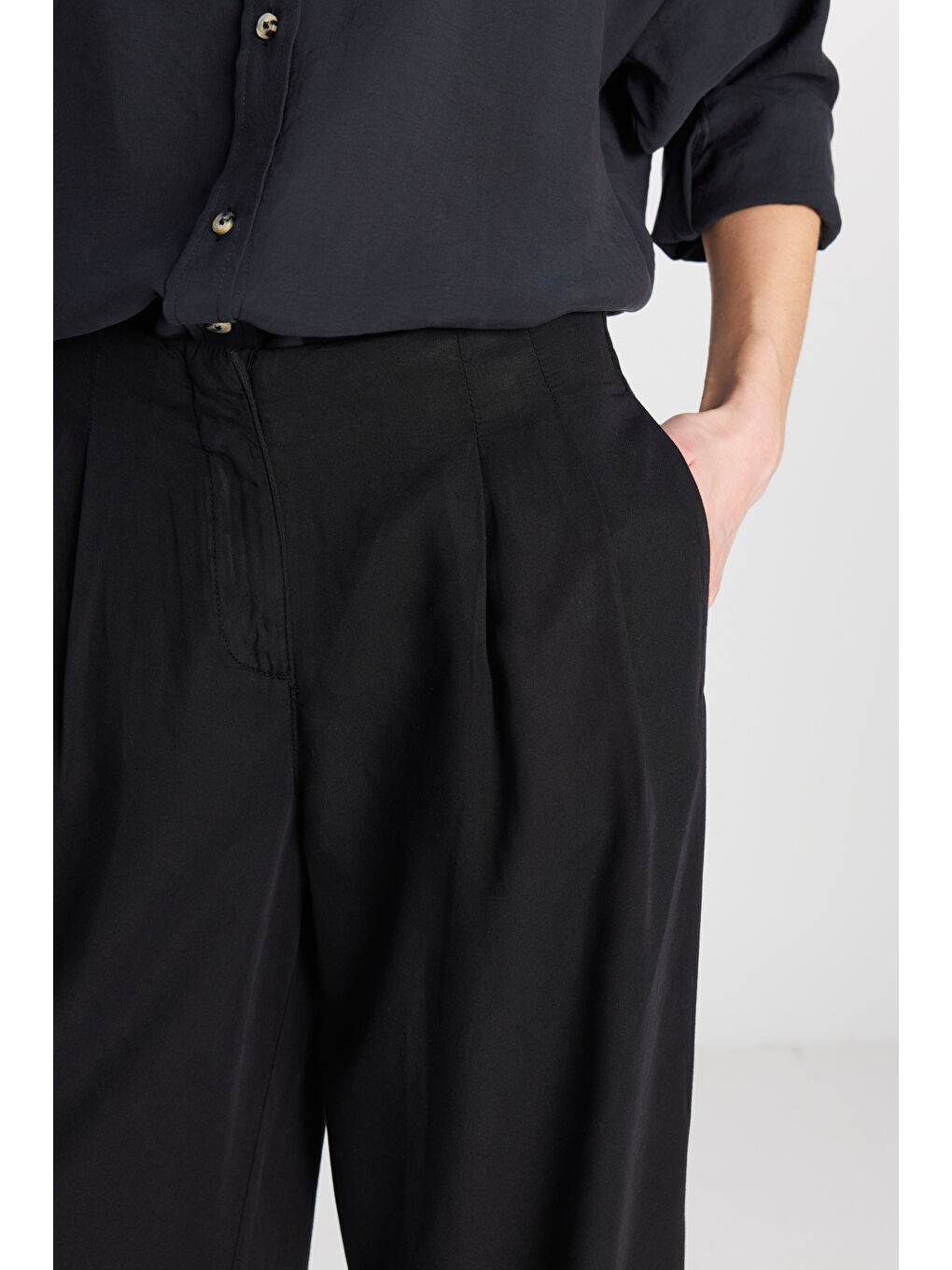 Relaxed Fit Yüksek Bel Geniş Paça Yumuşak Dokulu Siyah Pantolon-4