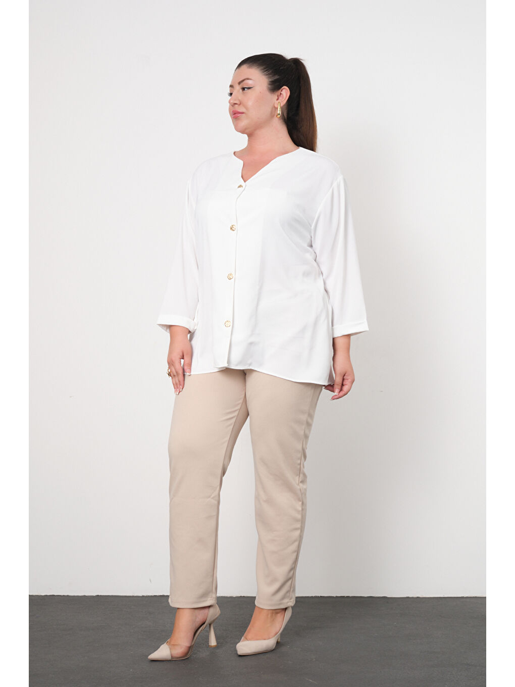 Beyaz Büyük Beden Gold Düğmeli V Yaka Kadın Gömleği