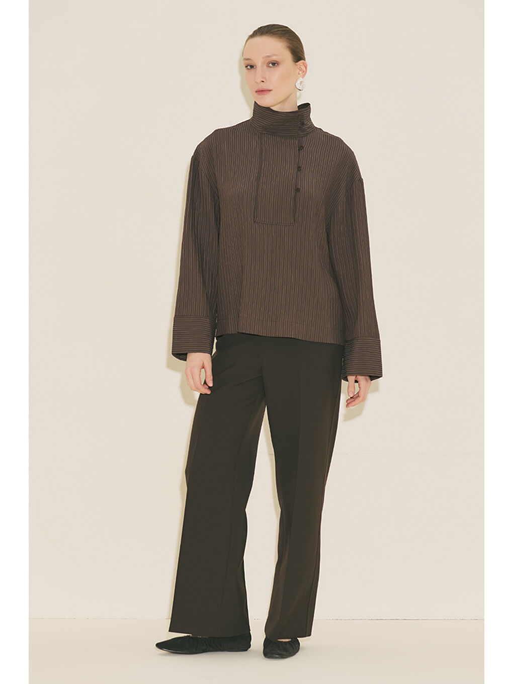 Geniş Yaka Çizgili Bluz Kahverengi