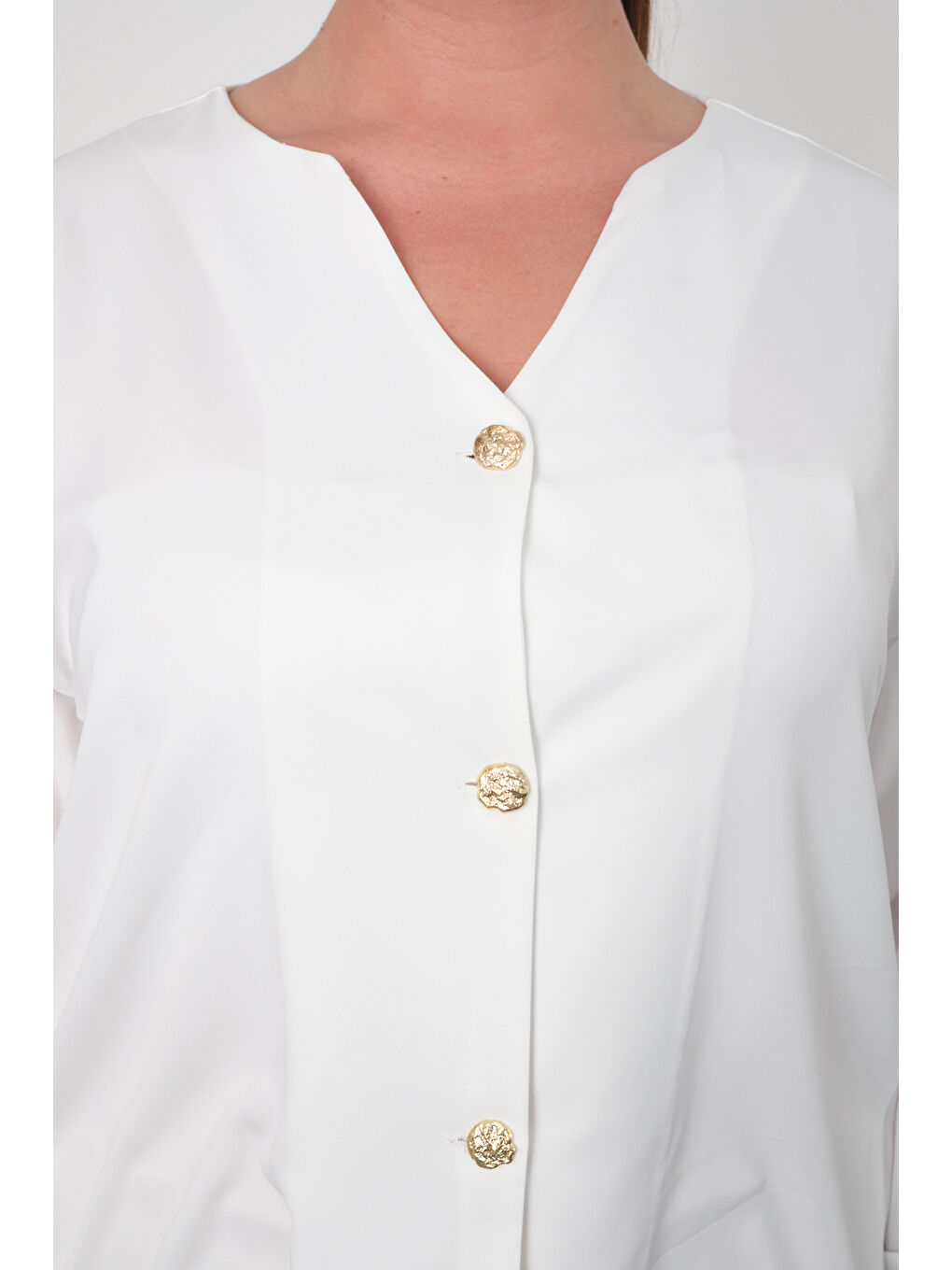 Beyaz Büyük Beden Gold Düğmeli V Yaka Kadın Gömleği-1