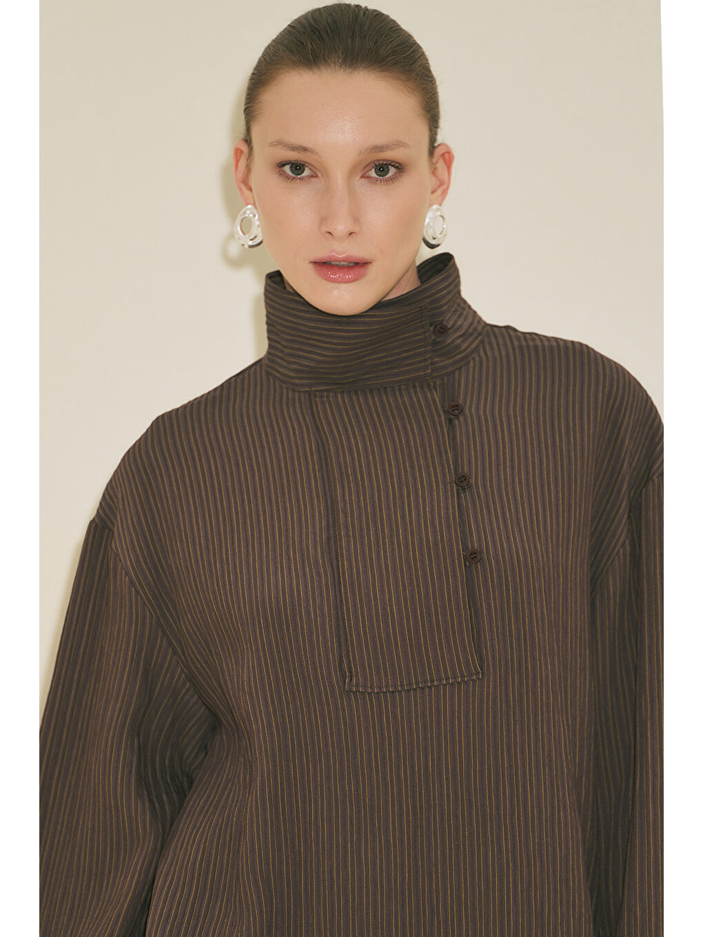 Geniş Yaka Çizgili Bluz Kahverengi-1