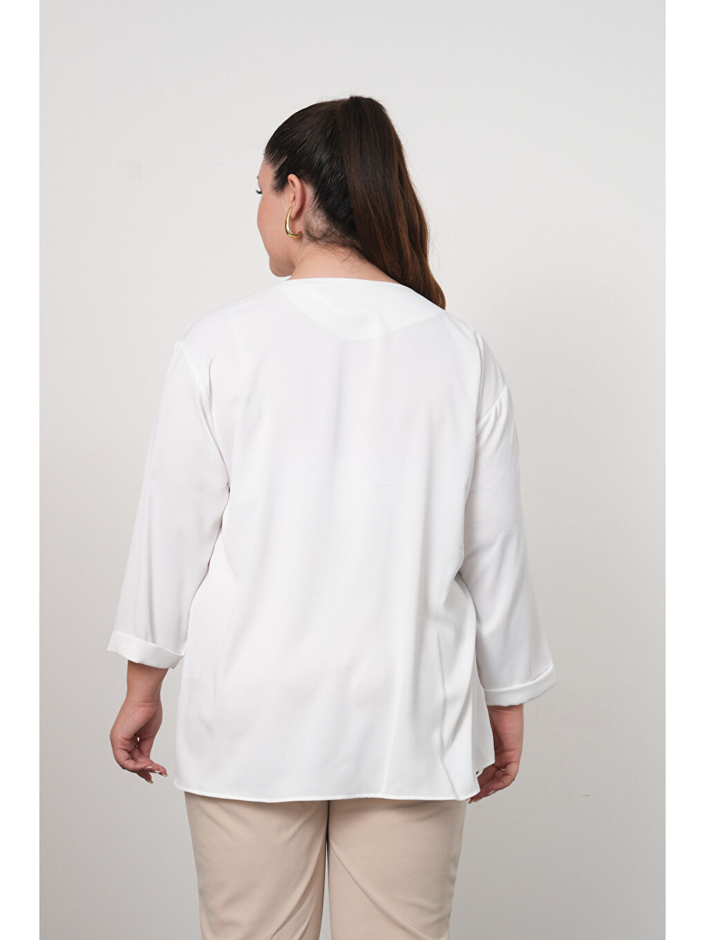 Beyaz Büyük Beden Gold Düğmeli V Yaka Kadın Gömleği-2