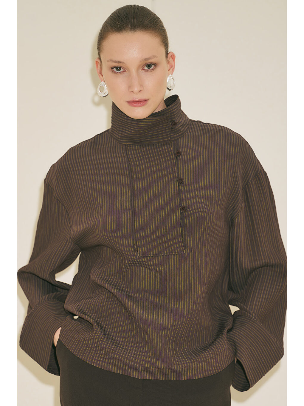 Geniş Yaka Çizgili Bluz Kahverengi-2