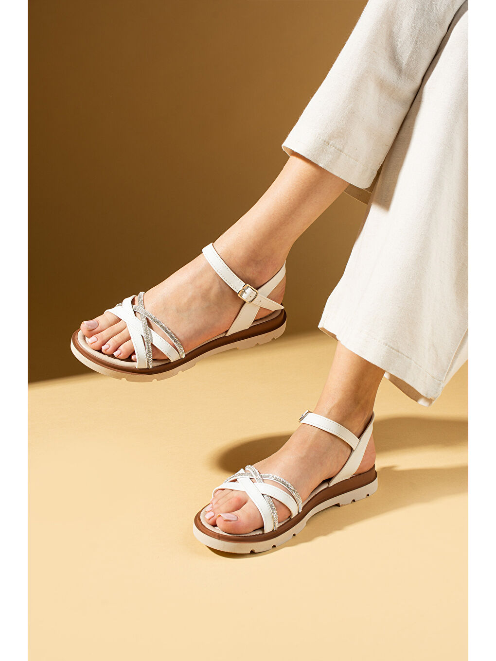 Beyaz Çapraz Bantlı Taş Detaylı Tokalı Rahat Taban Kadın Sandalet 018-036-25-1