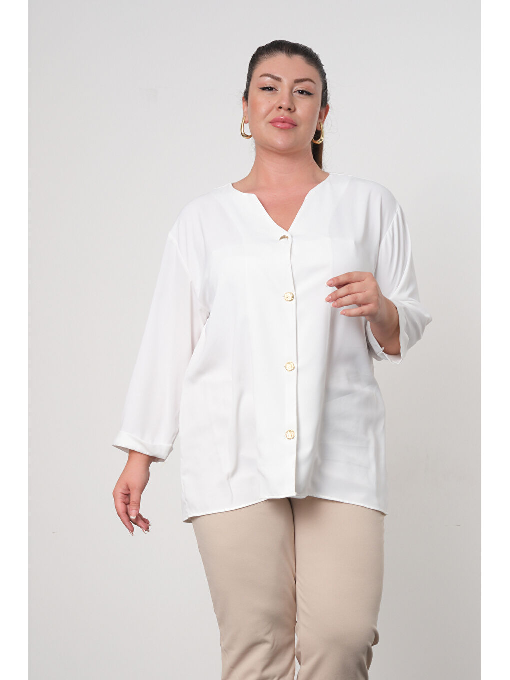 Beyaz Büyük Beden Gold Düğmeli V Yaka Kadın Gömleği-3