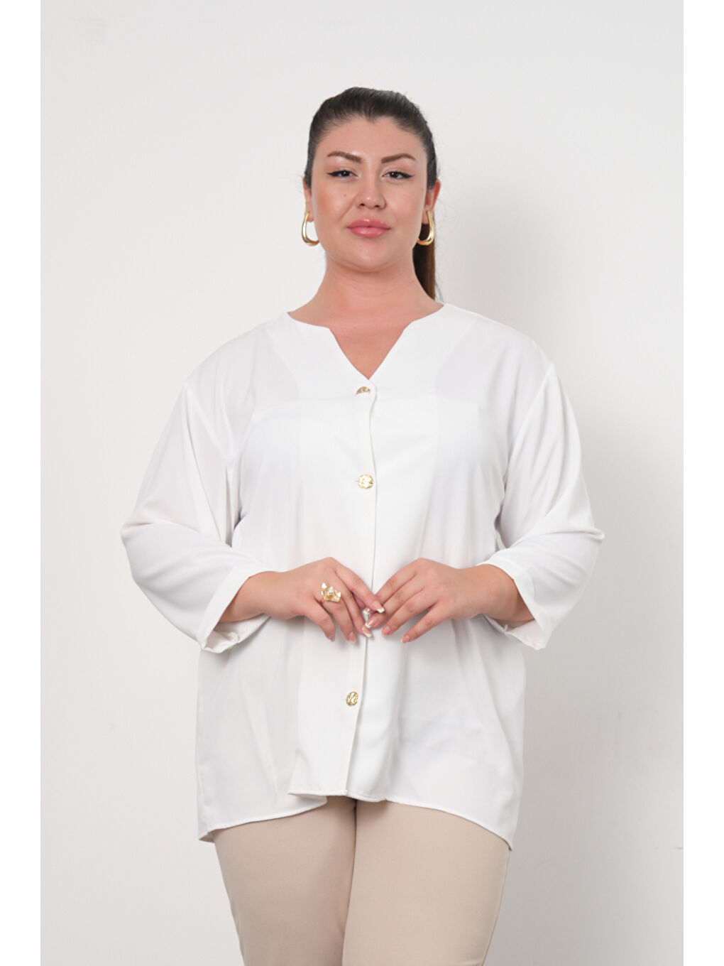 Beyaz Büyük Beden Gold Düğmeli V Yaka Kadın Gömleği-4