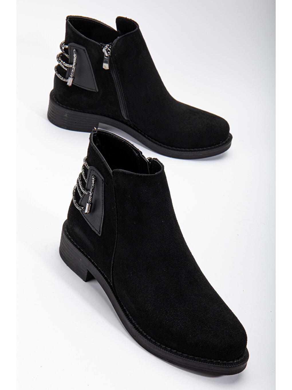 Kadın Siyah Süet Termo Taban Arkası Taşlı İp Geçişli Fermuarlı Kısa Topuklu Bot