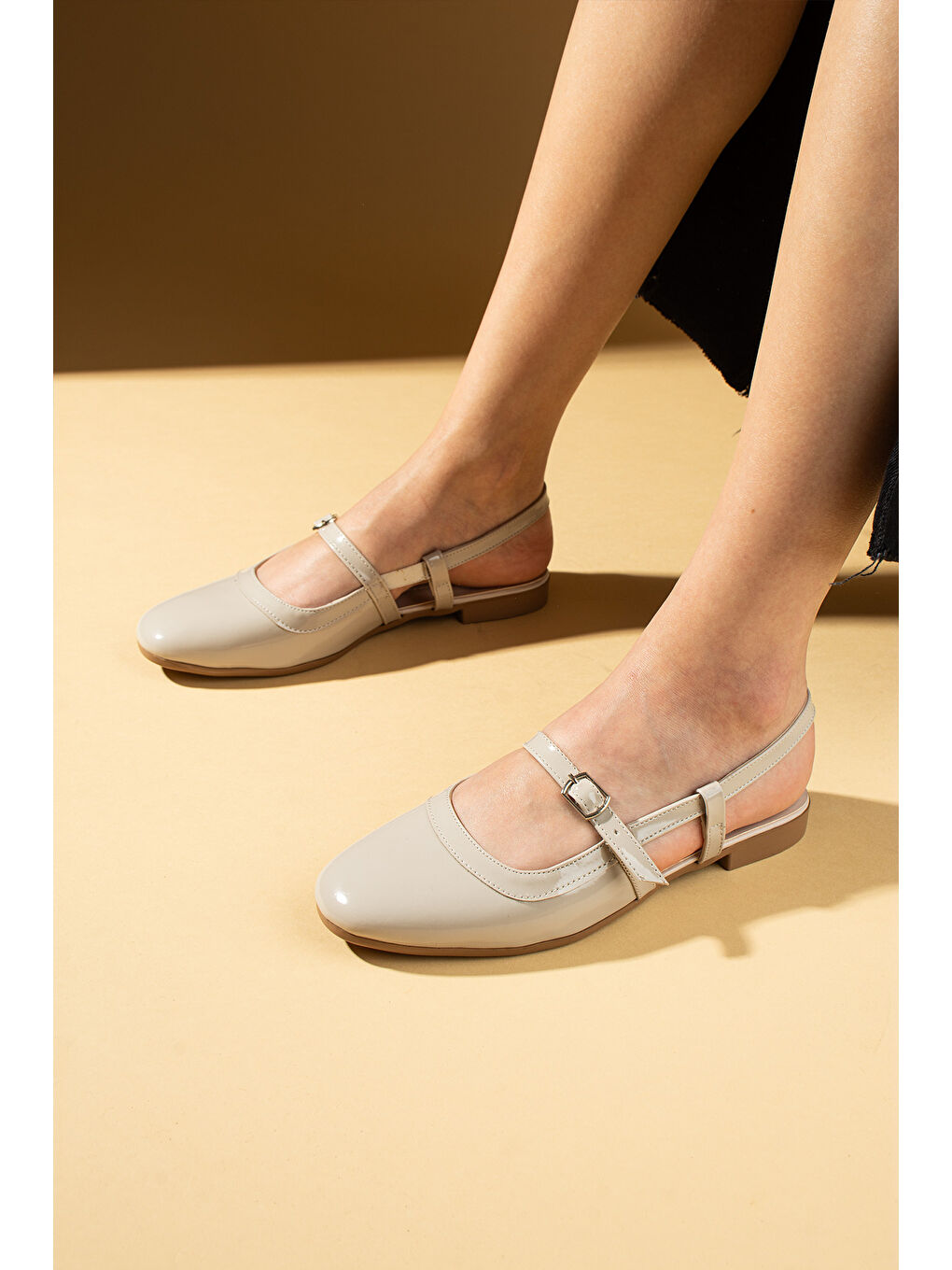 Bej Arkası Açık Tokalı Rahat Kalıp Kadın Babet 018-019-25Rugan