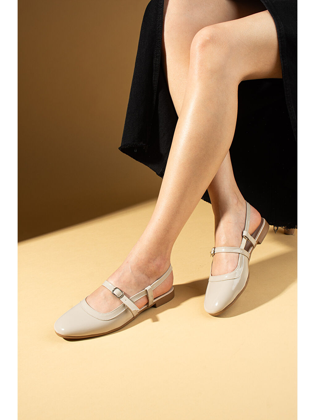 Bej Arkası Açık Tokalı Rahat Kalıp Kadın Babet 018-019-25Rugan-1