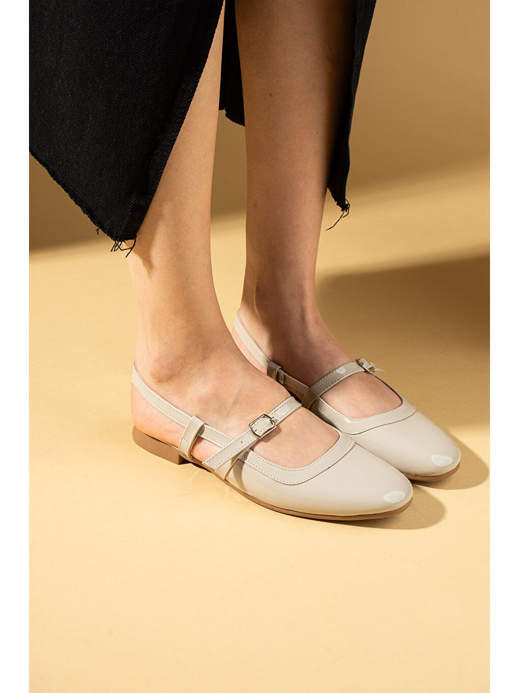 Bej Arkası Açık Tokalı Rahat Kalıp Kadın Babet 018-019-25Rugan-2