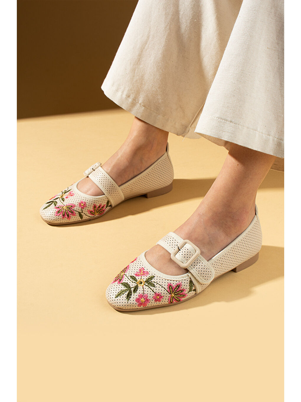 Bej Lazer Kesim Çiçek Desenli Kalın Tokalı Kadın Babet 69-012-25-1