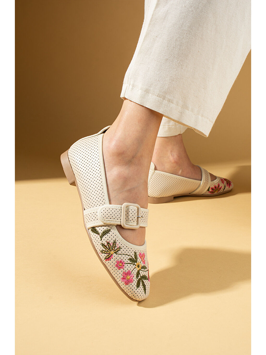 Bej Lazer Kesim Çiçek Desenli Kalın Tokalı Kadın Babet 69-012-25-2