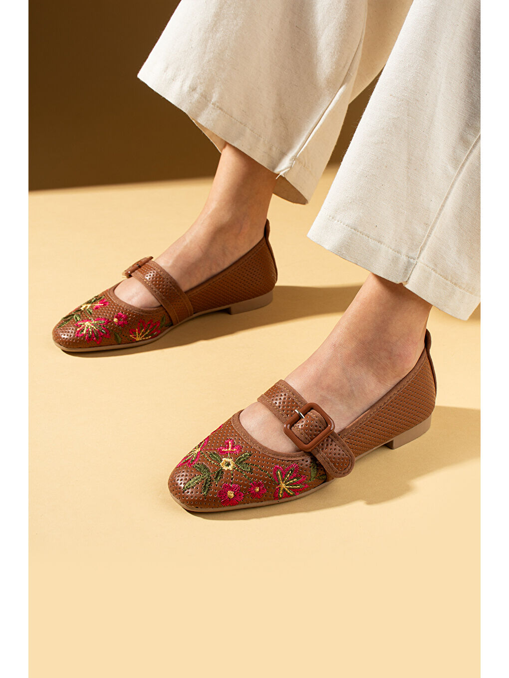 Kahverengi Lazer Kesim Çiçek Desenli Kalın Tokalı Kadın Babet 69-012-25-1