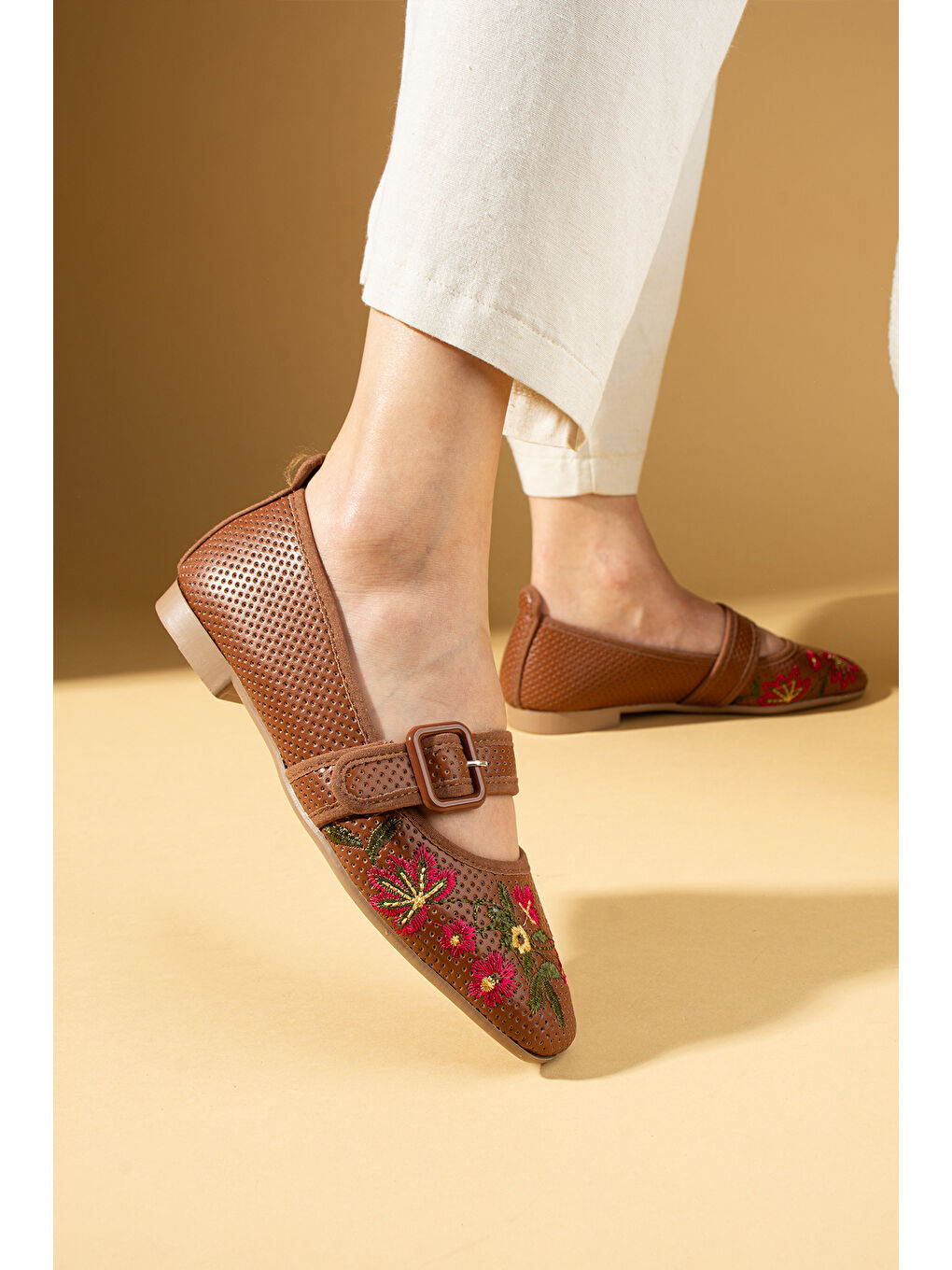 Kahverengi Lazer Kesim Çiçek Desenli Kalın Tokalı Kadın Babet 69-012-25-2