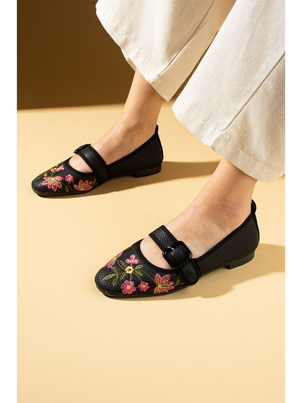 Siyah Lazer Kesim Çiçek Desenli Kalın Tokalı Kadın Babet 69-012-25