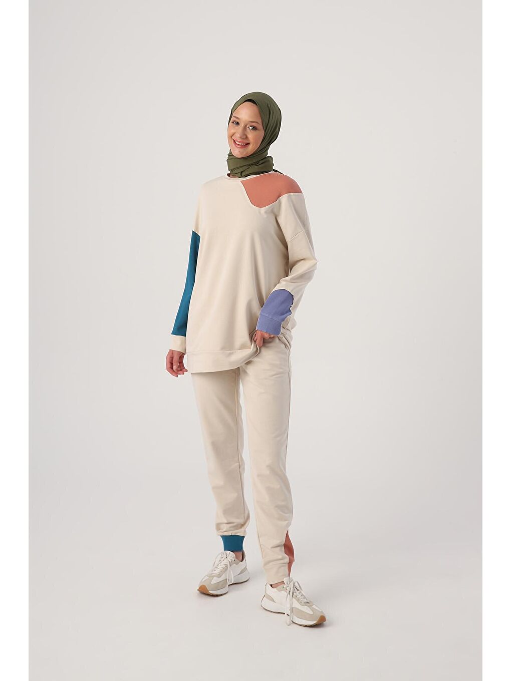 Açık Bej  Renkli Garnili Eşofman Takımı