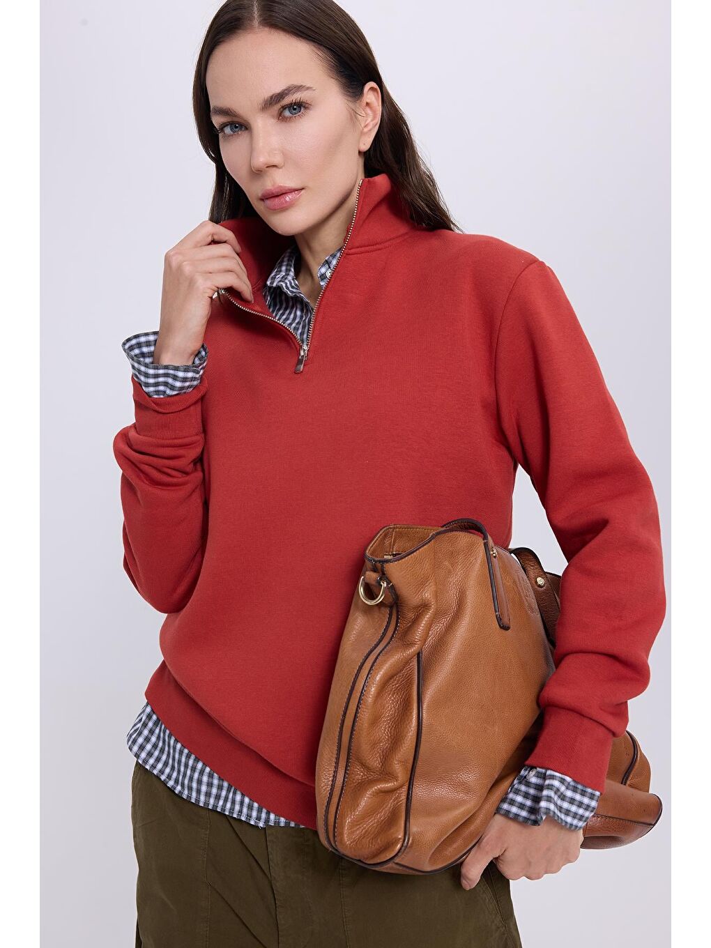 Kadın Relax Fit Rahat Kesim Pamuklu İçi Polarlı Yarım Fermuarlı Kırmızı Dik Yaka Sweatshirt-1