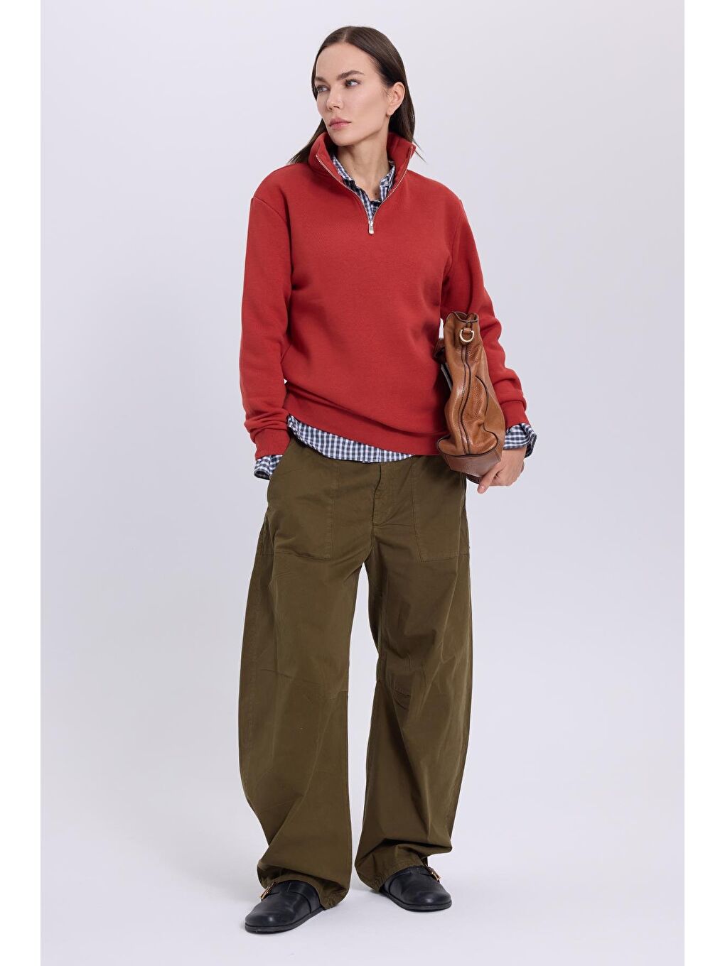 Kadın Relax Fit Rahat Kesim Pamuklu İçi Polarlı Yarım Fermuarlı Kırmızı Dik Yaka Sweatshirt-4