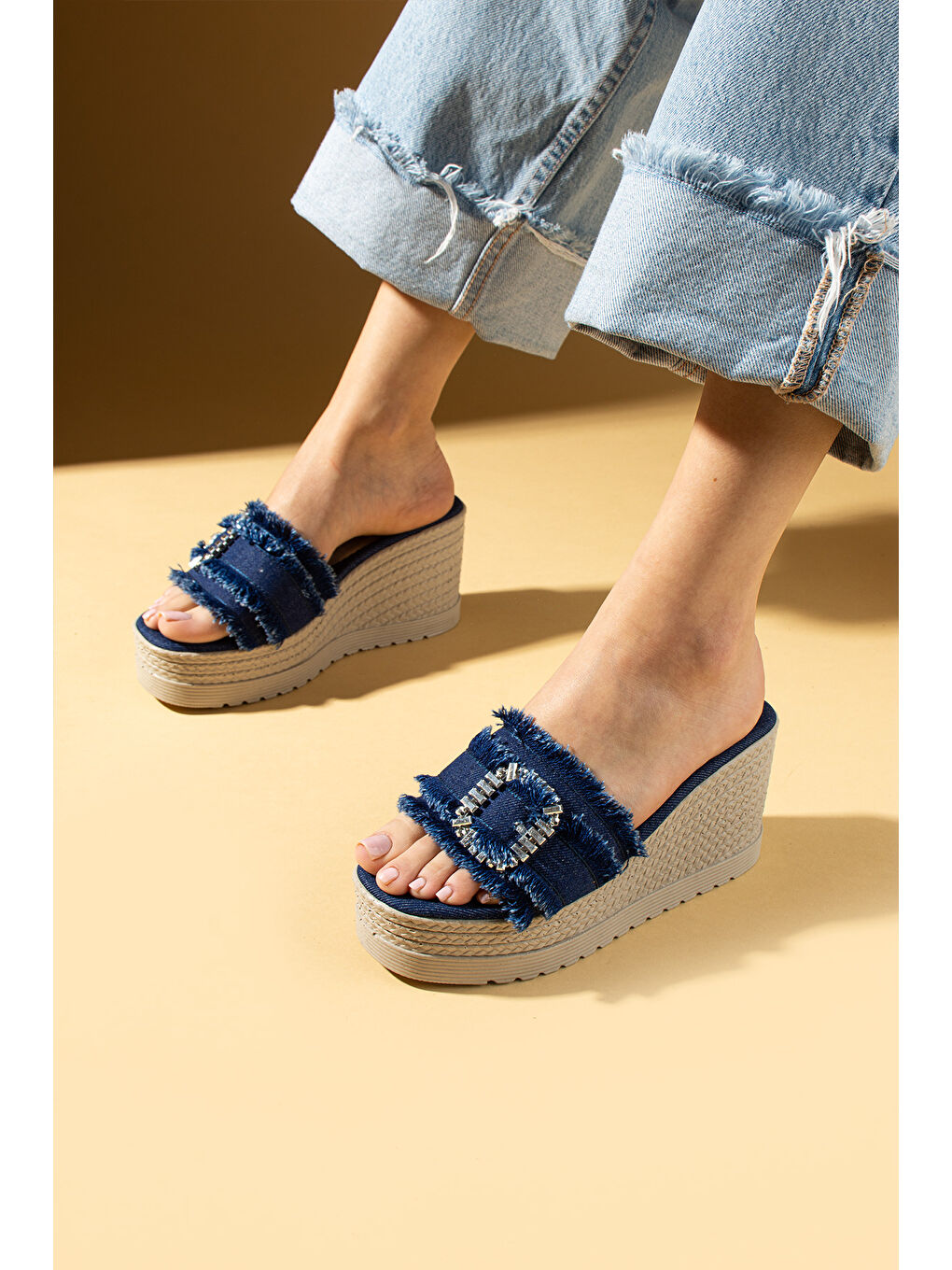 Lacivert Dolgu Topuklu Kumaş Bantlı Tokalı Kadın Terlik 59-98-25Keten