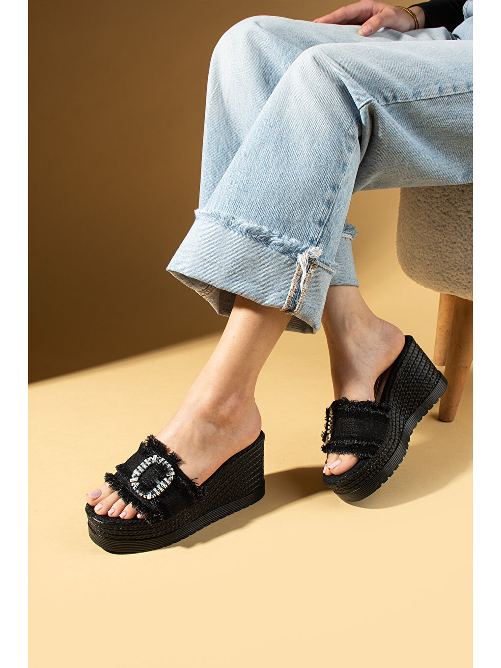 Siyah Dolgu Topuklu Kumaş Bantlı Tokalı Kadın Terlik 59-98-25Keten-1