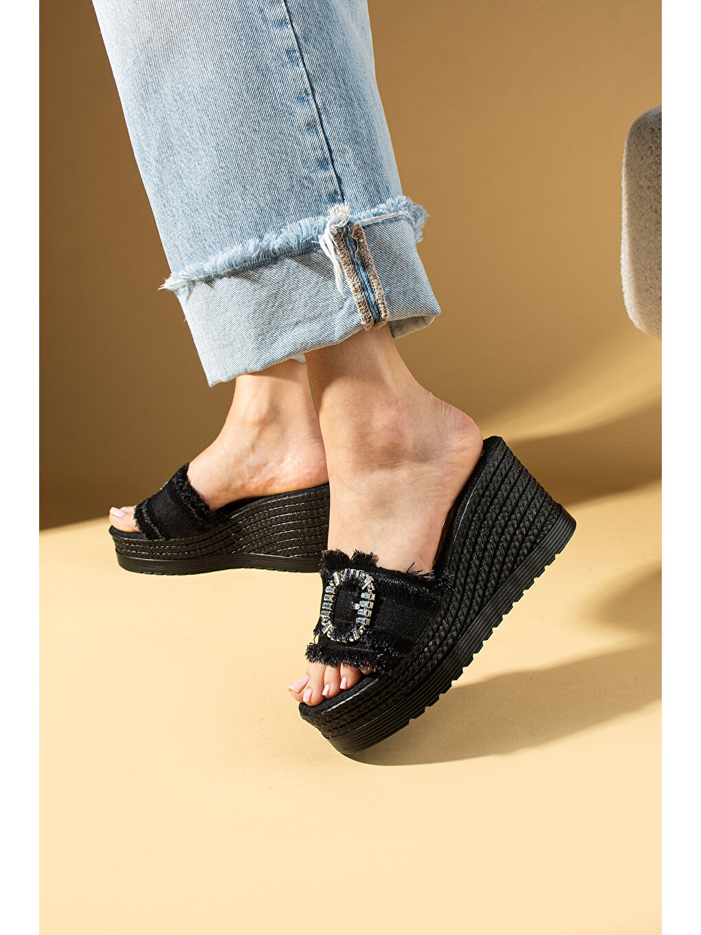 Siyah Dolgu Topuklu Kumaş Bantlı Tokalı Kadın Terlik 59-98-25Keten-2