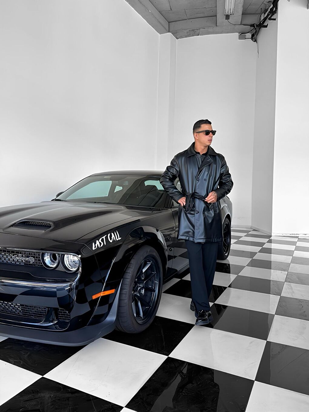 Erkek Slim Fit Kemerli Deri Görünümlü Trençkot Siyah-2