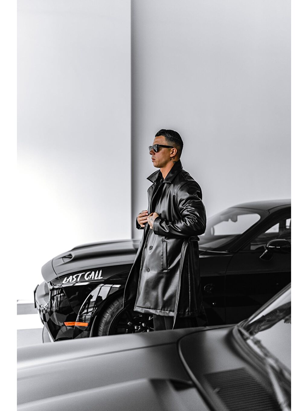 Erkek Slim Fit Kemerli Deri Görünümlü Trençkot Siyah-4