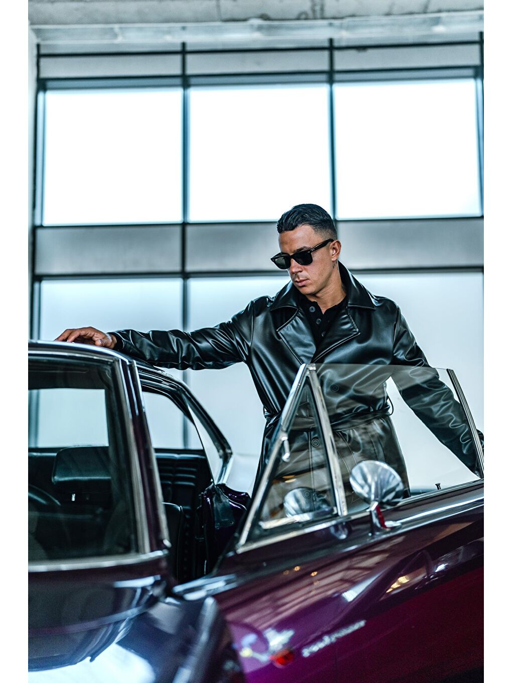 Erkek Slim Fit Kemerli Deri Görünümlü Trençkot Siyah-5