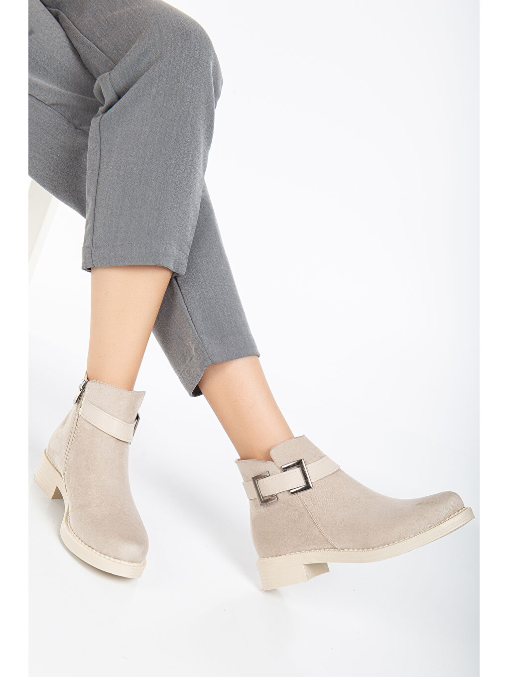 Bej Kadın Ten Süet Termo Taban Tokalı Fermuarlı Kısa Topuklu Bot