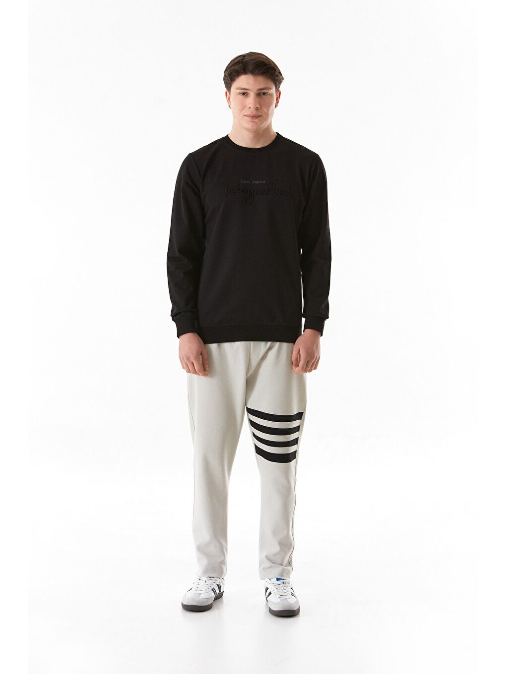 Siyah Yazı Kabartmalı Bisiklet Yaka Sweatshirt-1