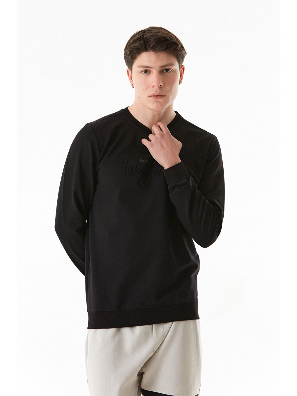 Siyah Yazı Kabartmalı Bisiklet Yaka Sweatshirt-2