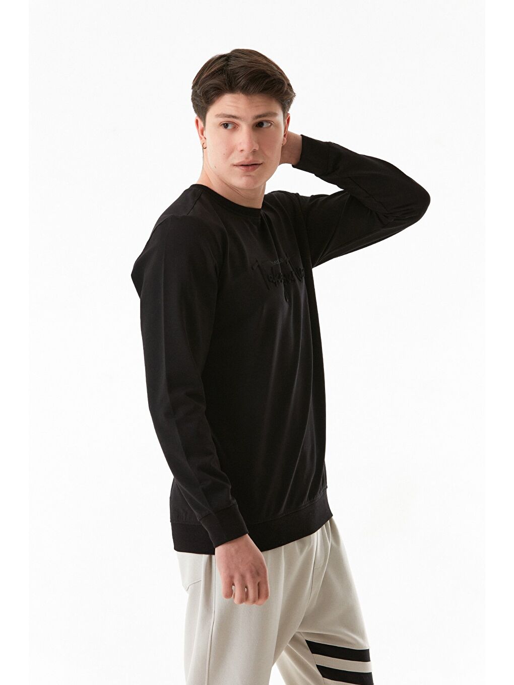 Siyah Yazı Kabartmalı Bisiklet Yaka Sweatshirt-4