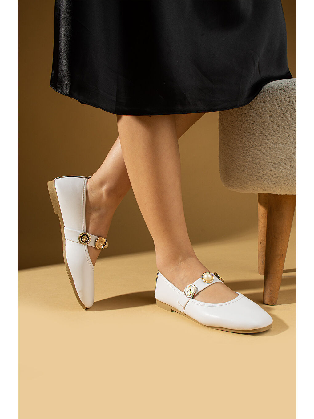 Beyaz İnci Detaylı Tek Bantlı Rahat Taban Kadın Babet 81-160-25-1