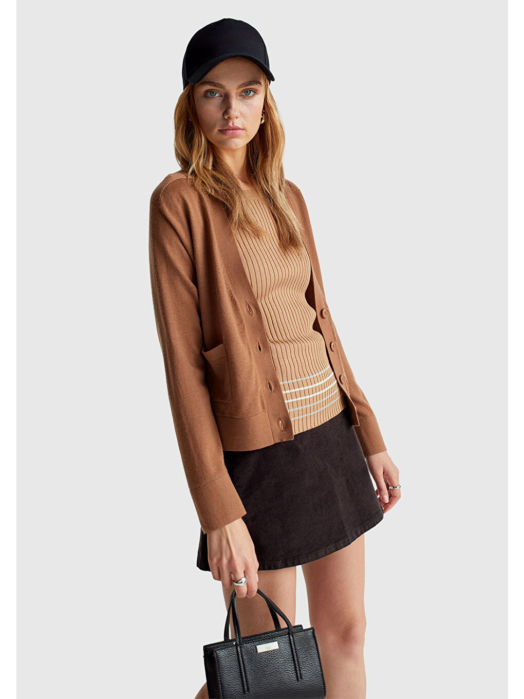 Kahverengi Kadın Taba  %100 Yün Önü Cep Detaylı Düğmeli V Yaka Hırka-4