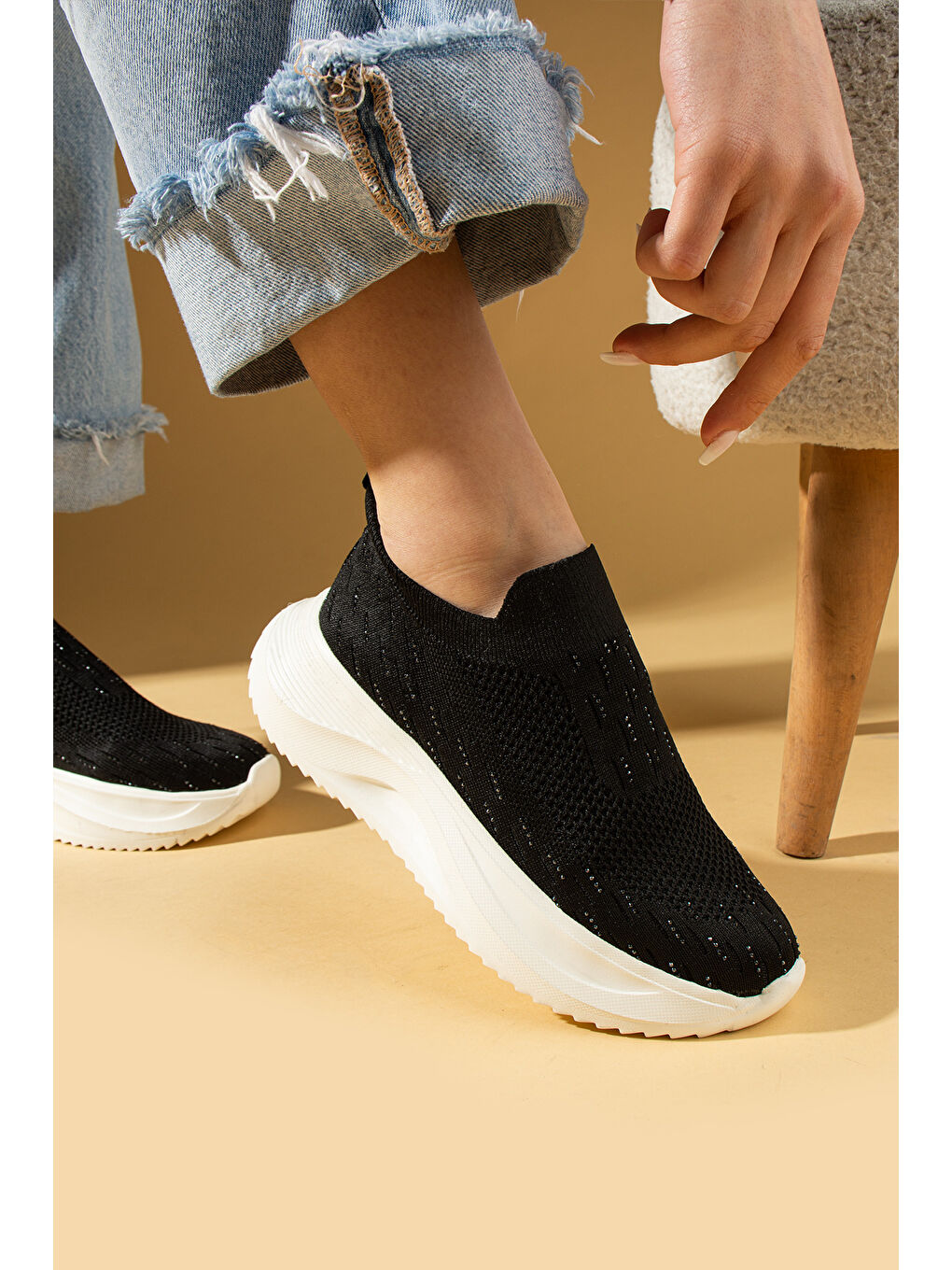 Siyah Taş Detaylı Triko Kalın Taban Kadın Sneaker 59-88-25