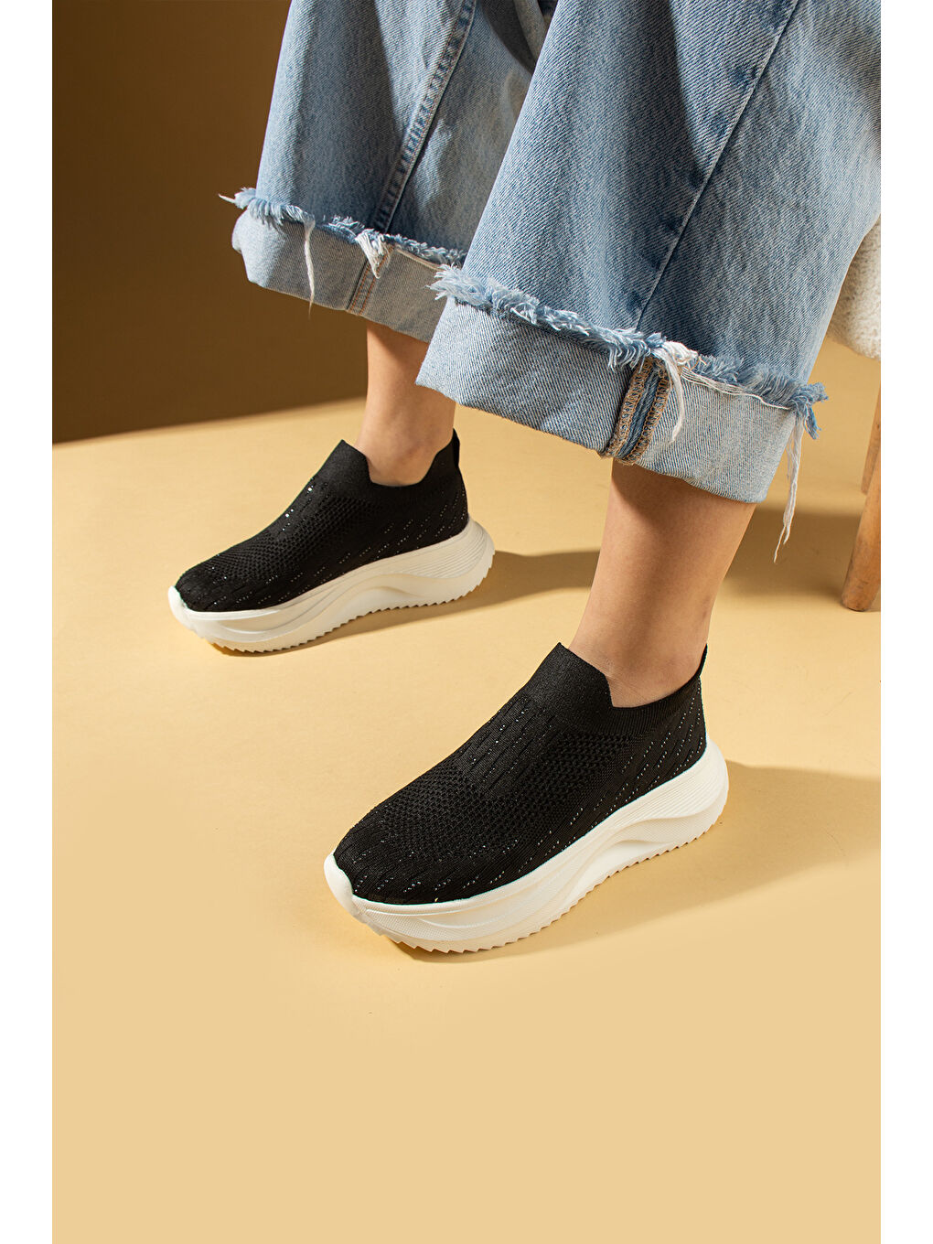 Siyah Taş Detaylı Triko Kalın Taban Kadın Sneaker 59-88-25-1