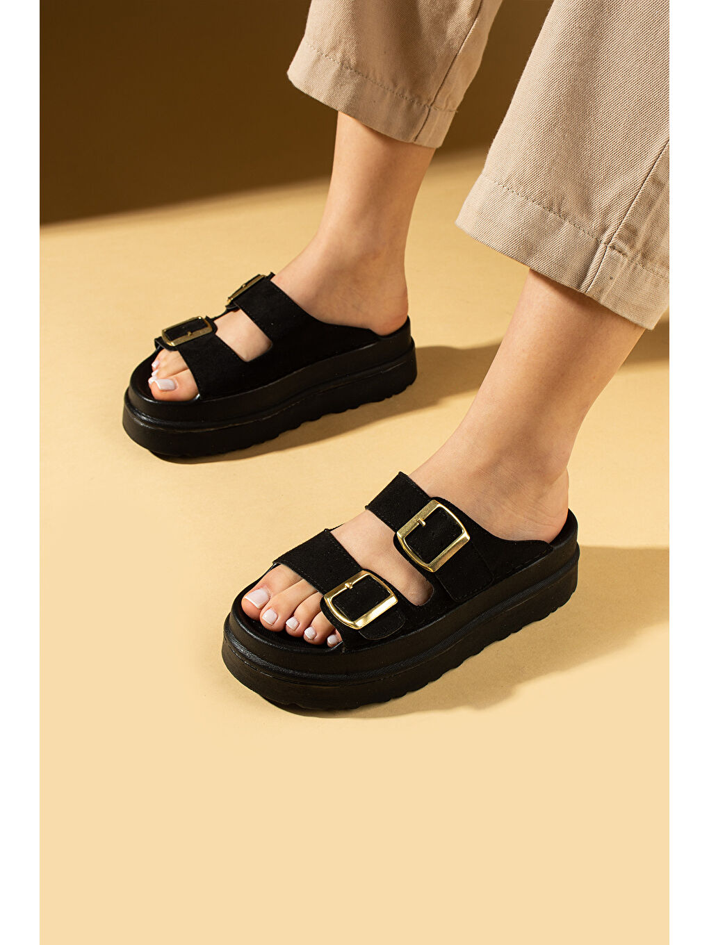 Siyah Kalın Tabanlı Ayarlanabilir Çift Tokalı Kadın Terlik 024-024-25Süet-1