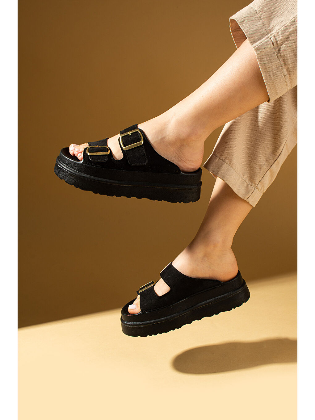 Siyah Kalın Tabanlı Ayarlanabilir Çift Tokalı Kadın Terlik 024-024-25Süet-2