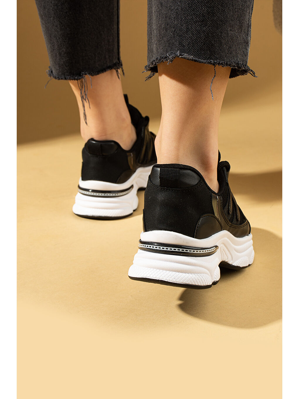 Siyah Bağcıklı Rahat Taban Kadın Sneakers 36-873-25-1