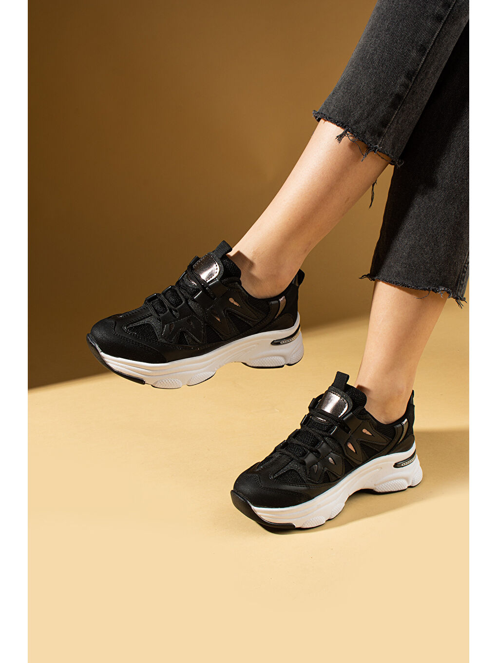 Siyah Bağcıklı Rahat Taban Kadın Sneakers 36-873-25-2