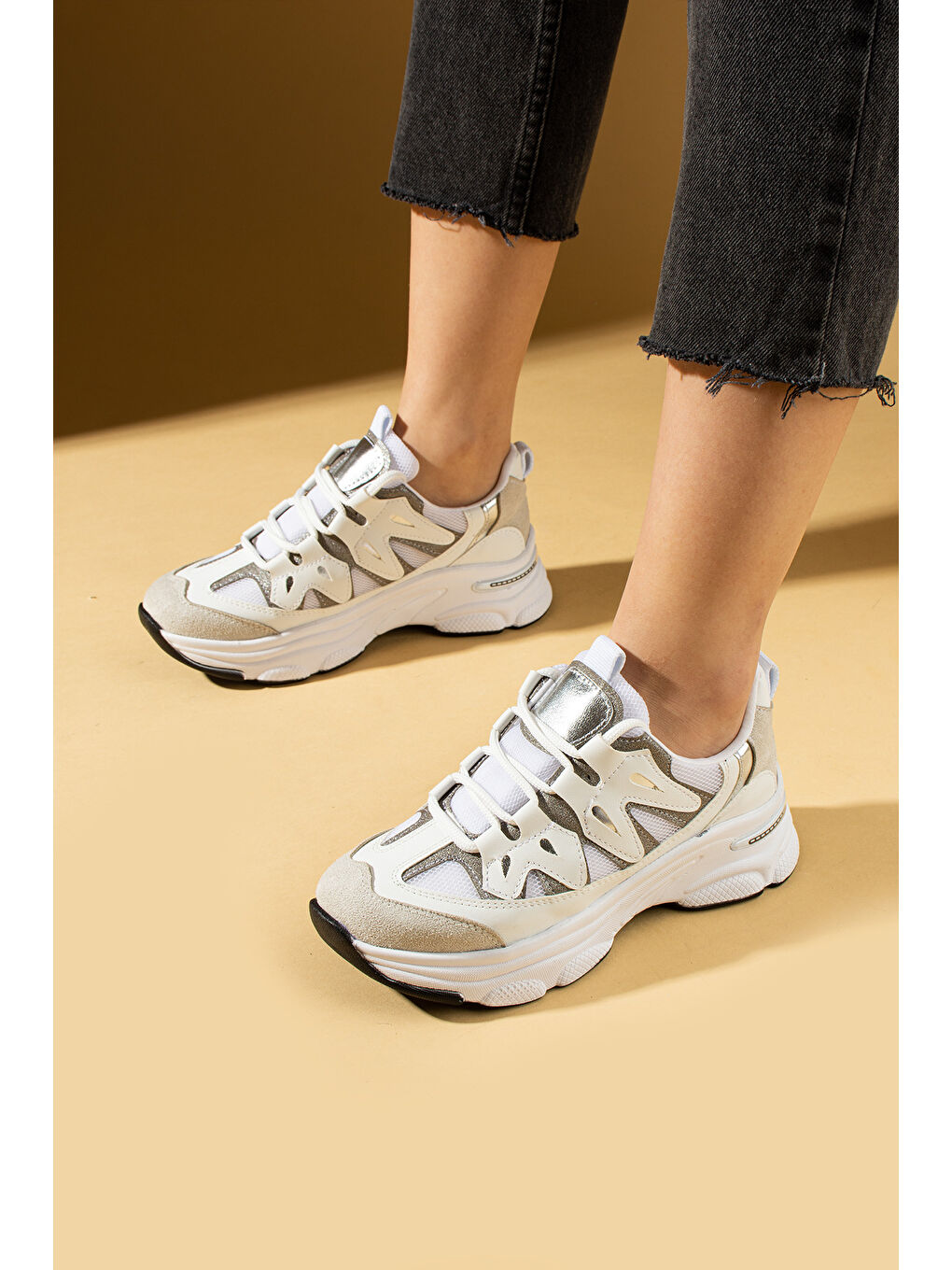 Beyaz Bağcıklı Rahat Taban Kadın Sneakers 36-873-25