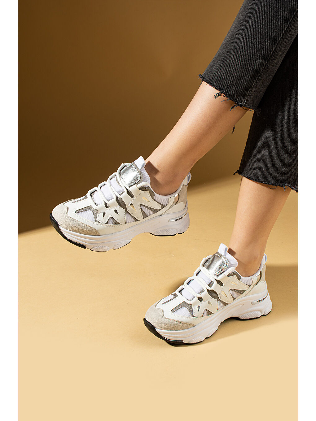 Beyaz Bağcıklı Rahat Taban Kadın Sneakers 36-873-25-1