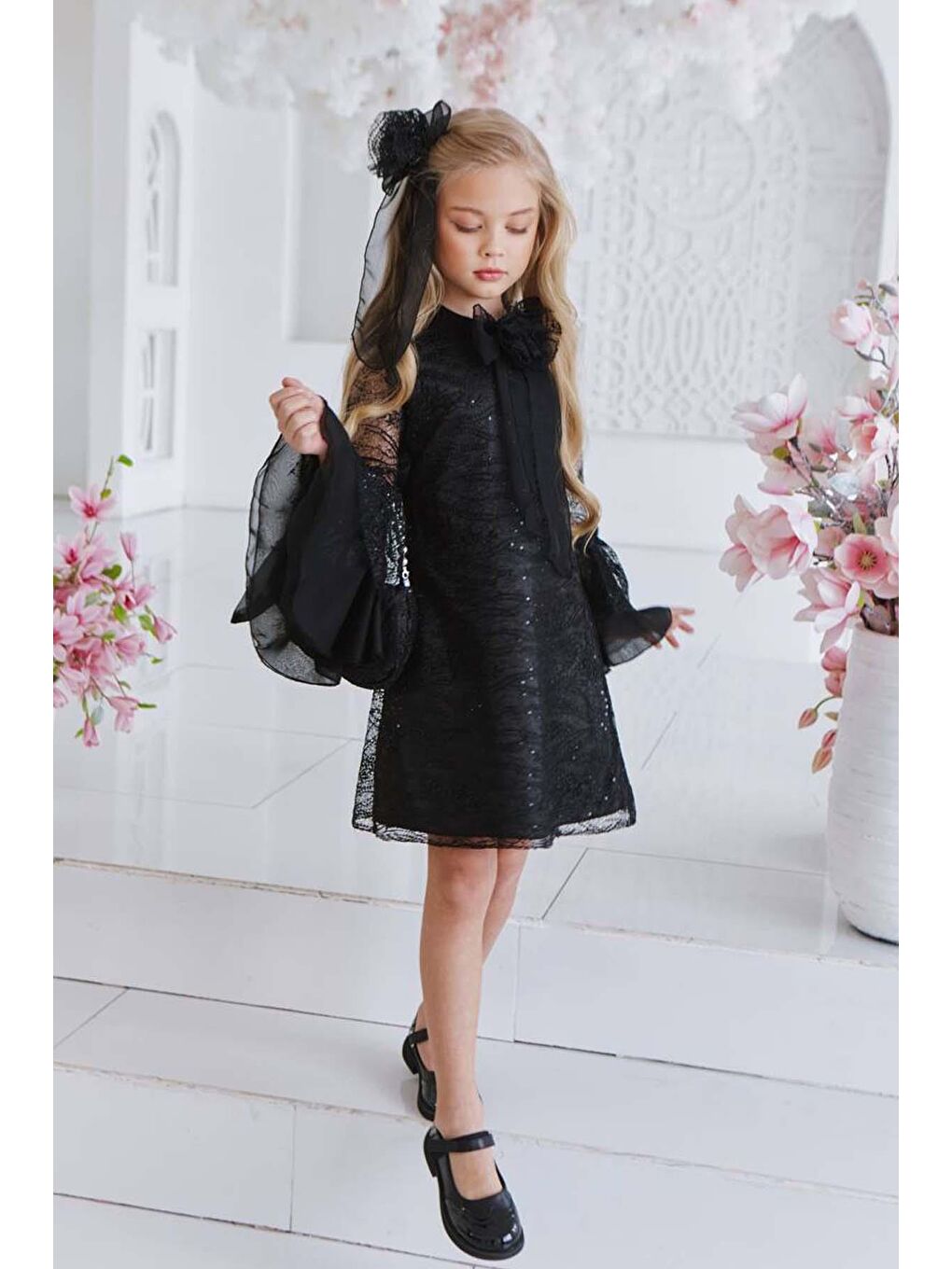 Kız Çocuk Boydan Üzeri Dantel İşlemeli Fiyonk Detaylı İspanyol Kollu Siyah Elbise